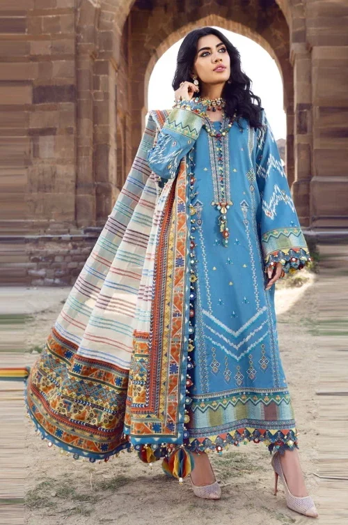 pakistani-women-in-blue-dree